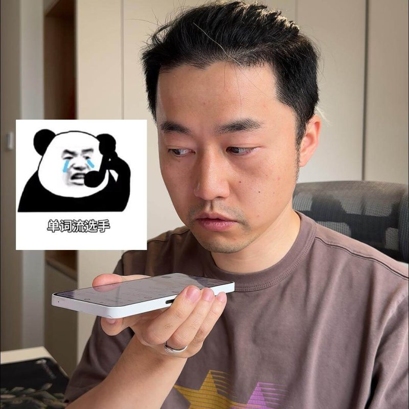 外贸新人在接听英语电话时使用AI翻译工具的场景