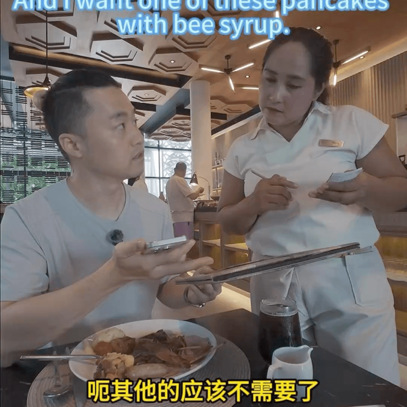 用户在泰国餐厅使用同言翻译App与店员点餐，进行实时翻译交流