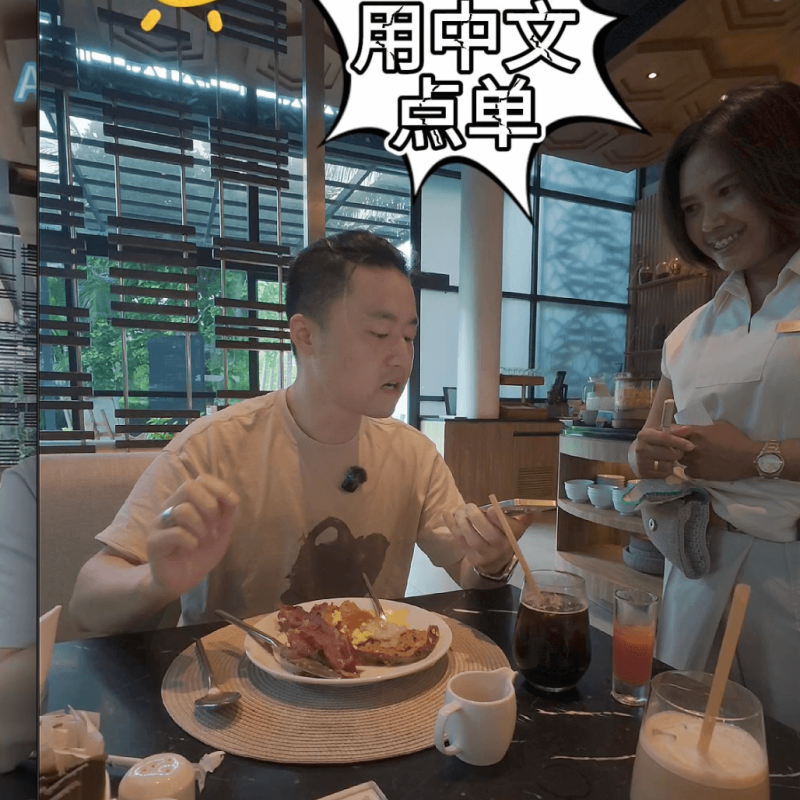 用户通过AI翻译App在国外餐厅与服务员顺利交流，实现语音互译和字幕显示